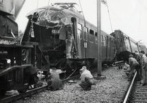807750 Afbeelding van het hersporen van het zwaar beschadigde electrische treinstel nr. 305 (mat. 1940) van de N.S. na ...